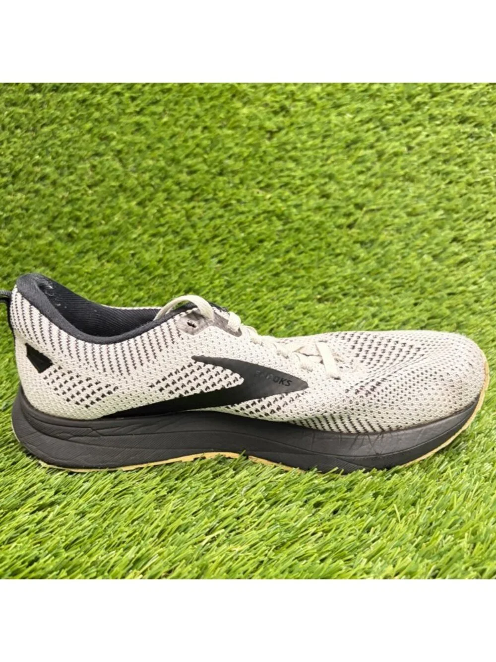 Brooks Revel 5 Womens Size 7 White Black Athletic Running Shoes Sneakers
